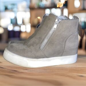 Women’s fashion sneaker